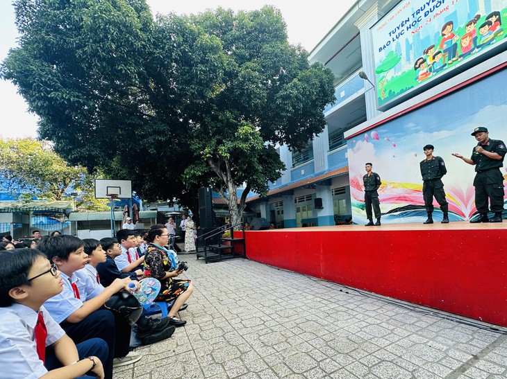 Cảnh sát đặc nhiệm đến trường học hướng dẫn chống bạo lực học đường, bắt cóc online- Ảnh 1. Cảnh sát đặc nhiệm đến trường học hướng dẫn chống bạo lực học đường, bắt cóc online - Ảnh 1.