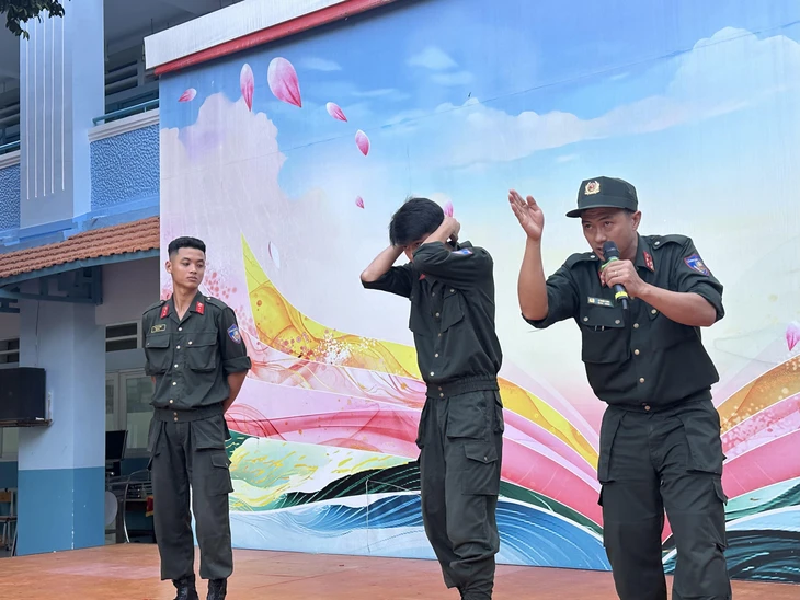 Cảnh sát đặc nhiệm đến trường học hướng dẫn chống bạo lực học đường, bắt cóc online- Ảnh 2. Cảnh sát đặc nhiệm đến trường học hướng dẫn chống bạo lực học đường, bắt cóc online- Ảnh 2.