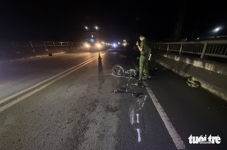 Người đàn ông nằm chết ven đường nghi bị xe cán chết rồi bỏ trốn ở Đồng Tháp - Ảnh 1.