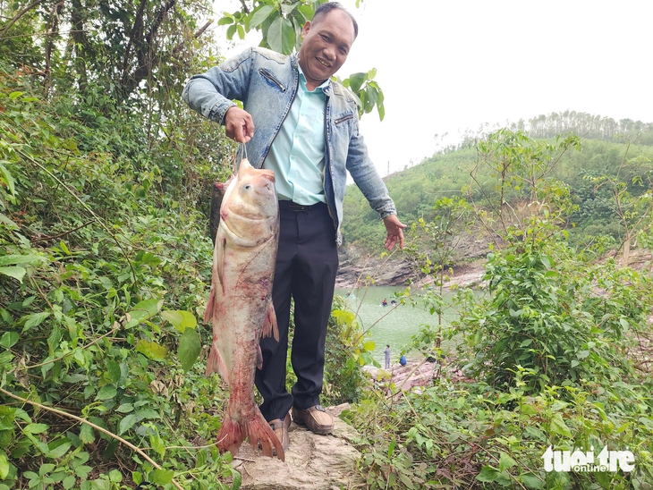 Người dân đua nhau săn cá 'khủng' dưới xả tràn lũ hồ Kẻ Gỗ - Ảnh 3.