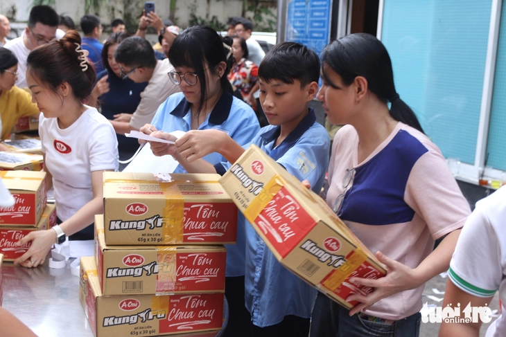 Bánh tét, bánh chưng tiếp sức bà con miền Trung - Ảnh 6.