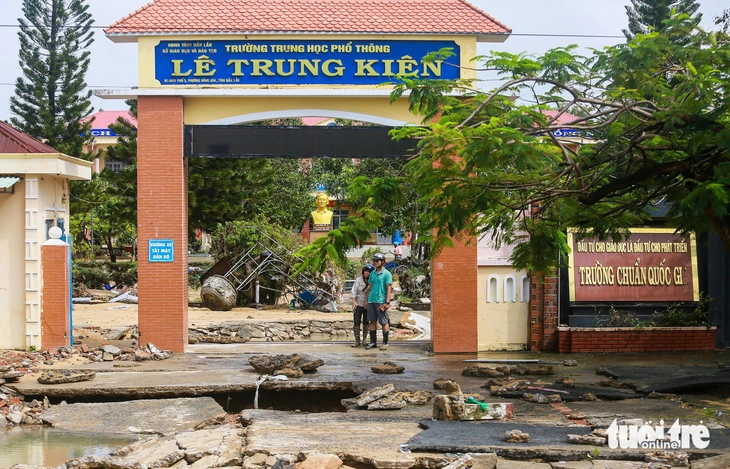 Nhiều trường học vùng lũ khẩn trương khắc phục để đón học sinh trở lại trường- Ảnh 1.