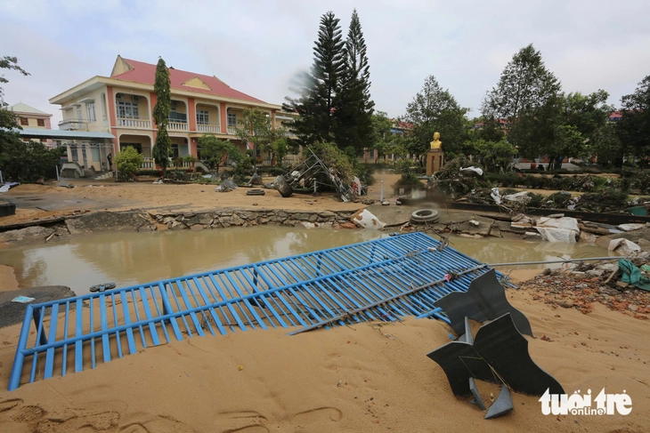Nhiều trường học vùng lũ khẩn trương khắc phục để đón học sinh trở lại trường- Ảnh 2.