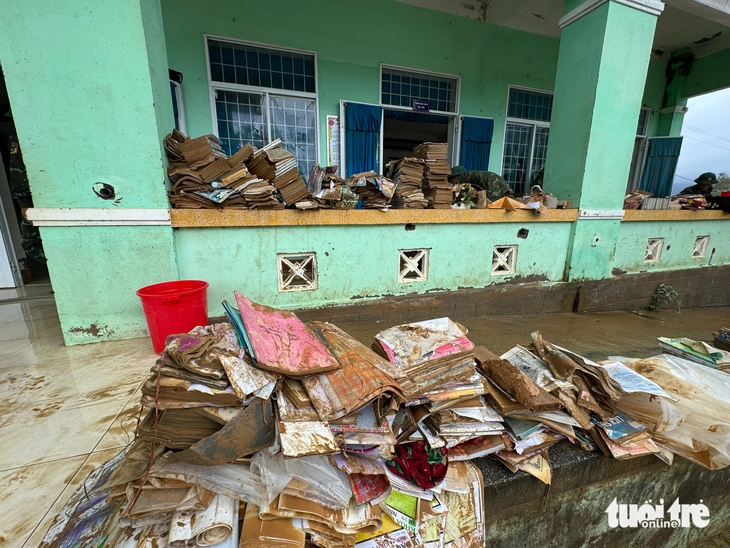 Nhiều trường học vùng lũ khẩn trương khắc phục để đón học sinh trở lại trường- Ảnh 4.