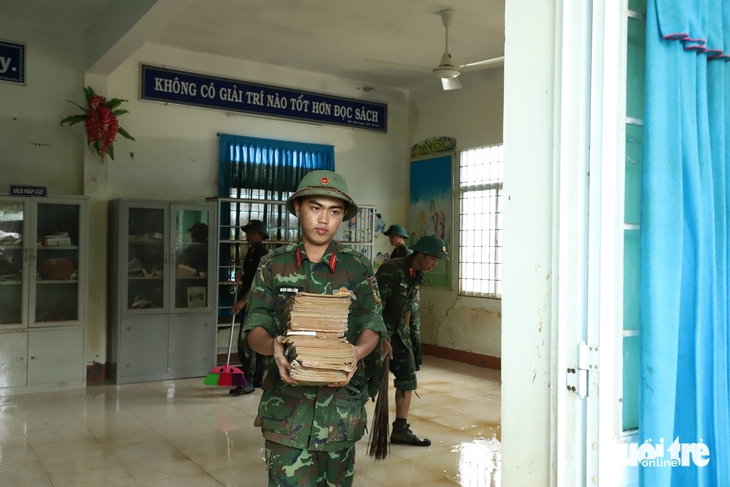 Nhiều trường học vùng lũ khẩn trương khắc phục để đón học sinh trở lại trường- Ảnh 5.