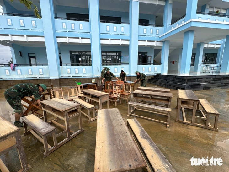Nhiều trường học vùng lũ khẩn trương khắc phục để đón học sinh trở lại trường- Ảnh 7.