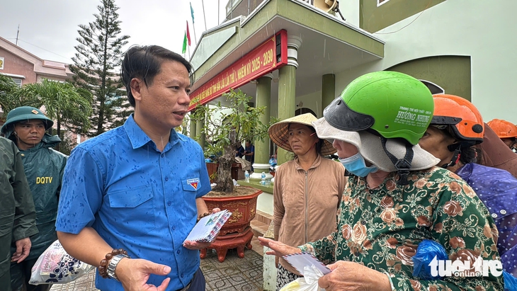 Lãnh đạo Đảng ủy Mặt trận Tổ quốc Việt Nam thăm gia đình có 2 con nhỏ chết vì lũ dữ - Ảnh 4.