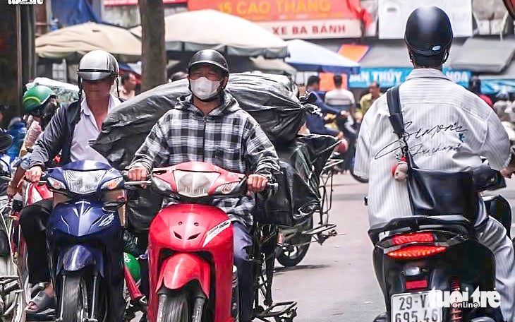 Hà Nội xem xét hỗ trợ tối đa 5 triệu cho người dân muốn đổi xe máy xăng sang xe điện - Ảnh 1. Hà Nội - Ảnh 1.