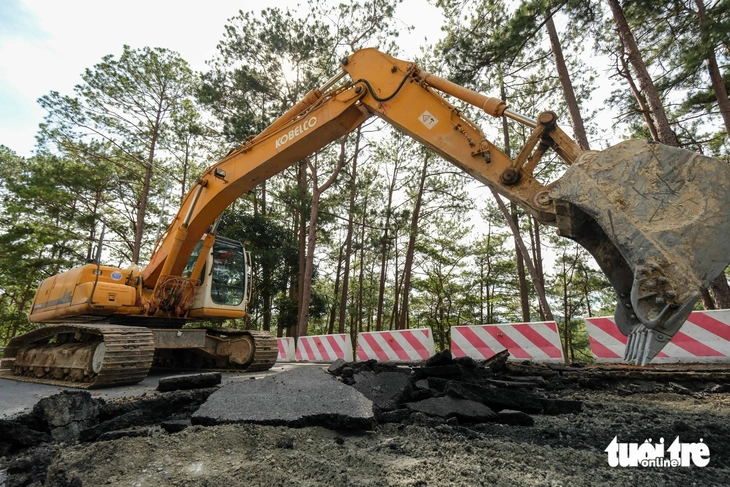 Đèo Prenn Đà Lạt vẫn thông xe đúng hẹn dù xuất hiện thêm vết nứt- Ảnh 1.