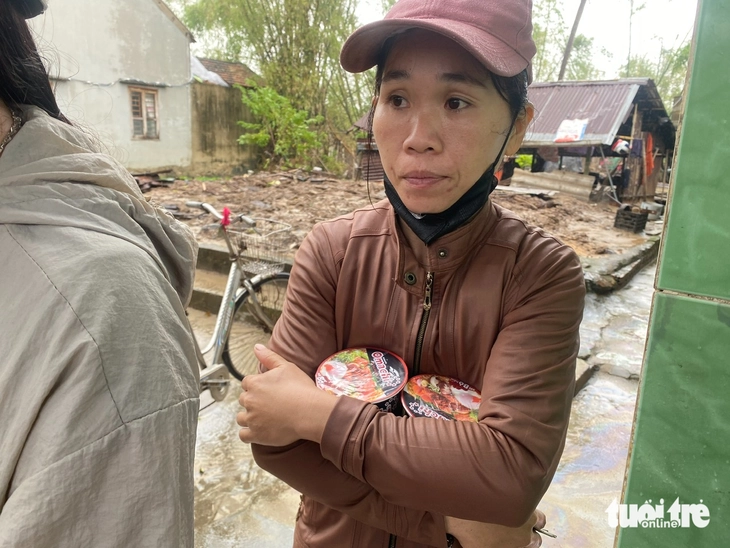 Bữa cơm chan nước mưa kèm nước mắt của người dân nơi vùng lũ dữ quét qua - Ảnh 4.