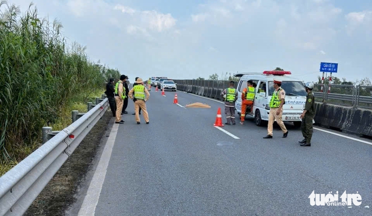 thi thể trên cao tốc - Ảnh 1.
