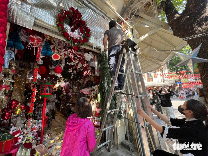 Hà Nội lại ra quân giành vỉa hè cho người đi bộ, tuyến phố Hàng Mã bị tháo hàng loạt mái che - Ảnh 3.