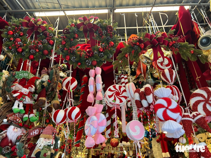 Hà Nội lại ra quân giành vỉa hè cho người đi bộ, tuyến phố Hàng Mã bị tháo hàng loạt mái che - Ảnh 6.