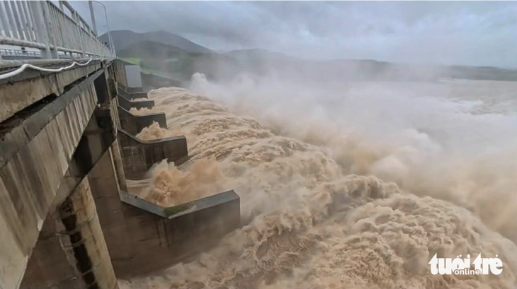Ứng phó với áp thấp gây mưa lớn, Đắk Lắk yêu cầu các thủy điện đưa mực nước hồ chứa về mức đón lũ- Ảnh 1. thủy điện - Ảnh 1.