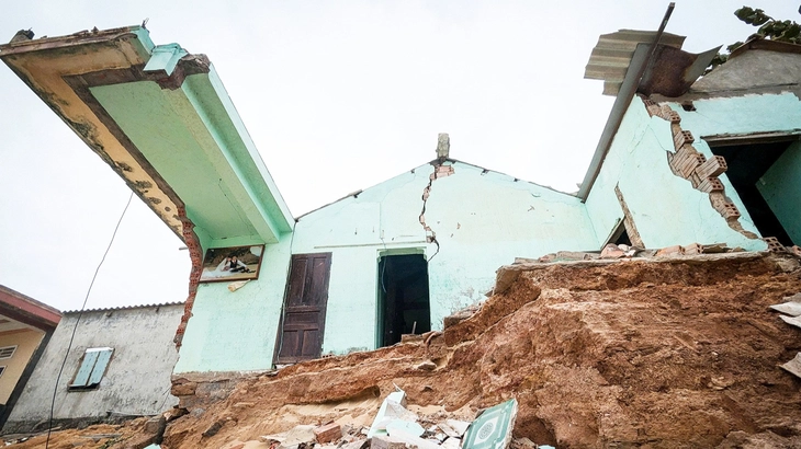 Tôn thép ổn định, giá xi măng tăng mạnh - Ảnh 2.