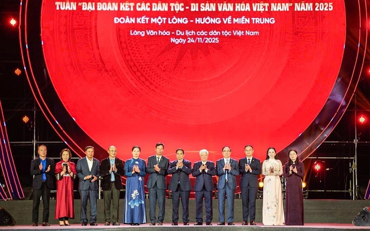 ủng hộ đồng bào miền Trung - Ảnh 3.