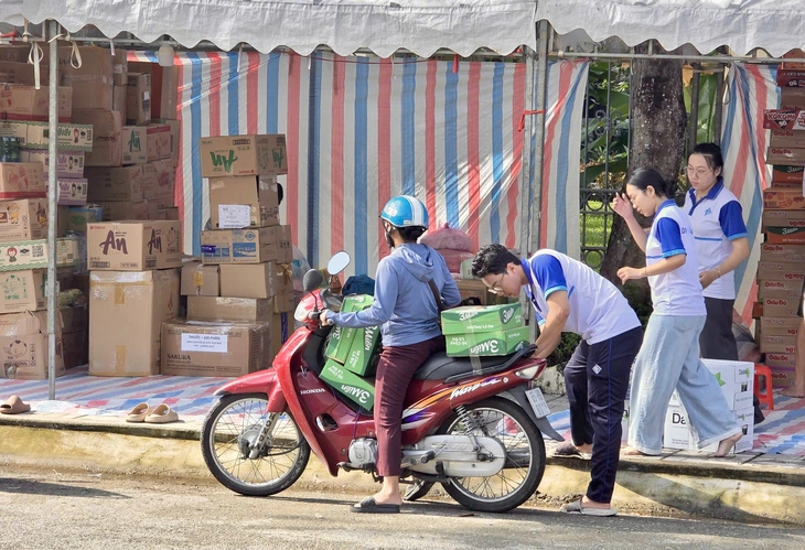 cứu trợ - Ảnh 1.