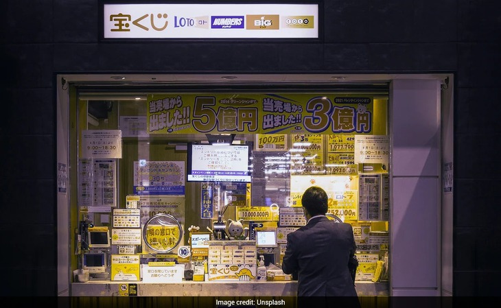 Trúng số cả trăm tỉ, ông chồng giấu vợ sống xa hoa một mình - Ảnh 1.