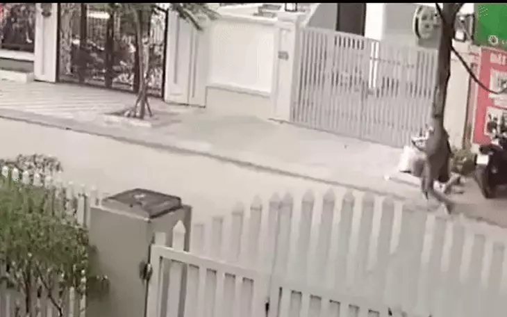 Tông văng người khác lên vỉa hè, còn lao vào đánh tới tấp: Tạm giữ hình sự 1 nghi can - Ảnh 2.