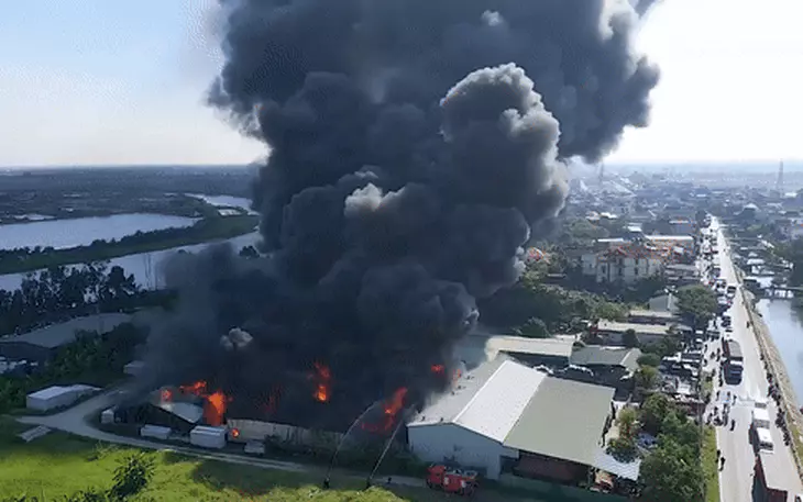 Cháy lớn trong đêm tại công ty sản xuất bỉm, cột khói bốc cao hàng chục mét ở Bắc Ninh - Ảnh 3.