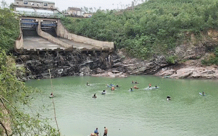 Cá khủng dài gần 2 mét cắn câu, ngư dân Đà Nẵng vật lộn hơn 1 giờ, phải dùng cáng khiên lên bờ - Ảnh 5.