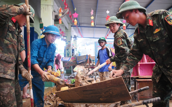 Hàng vạn cán bộ, chiến sĩ cùng dân dọn dẹp trường học, nhà cửa vùng lũ Phú Yên cũ- Ảnh 10.