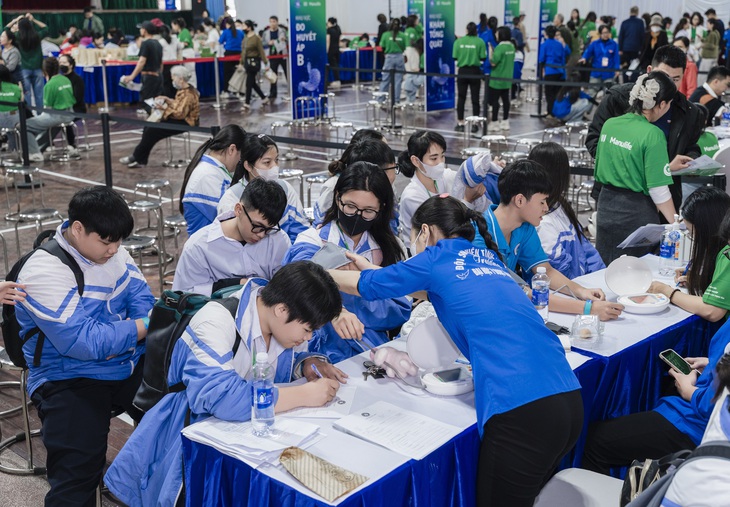 Ngày hội Sống khỏe mỗi ngày 2025: Hơn 1.000 người dân ở Hải Phòng được khám sức khỏe miễn phí - Ảnh 3.