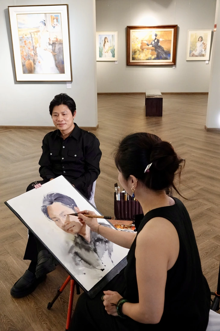 Nhạc sĩ Nguyễn Văn Chung lần đầu làm mẫu tranh, nói chẳng có nghề gì dễ dàng - Ảnh 2.