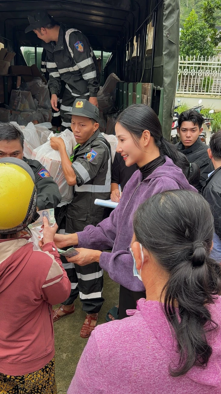 Sao Việt chung tay hướng về người dân vùng lũ - Ảnh 3.