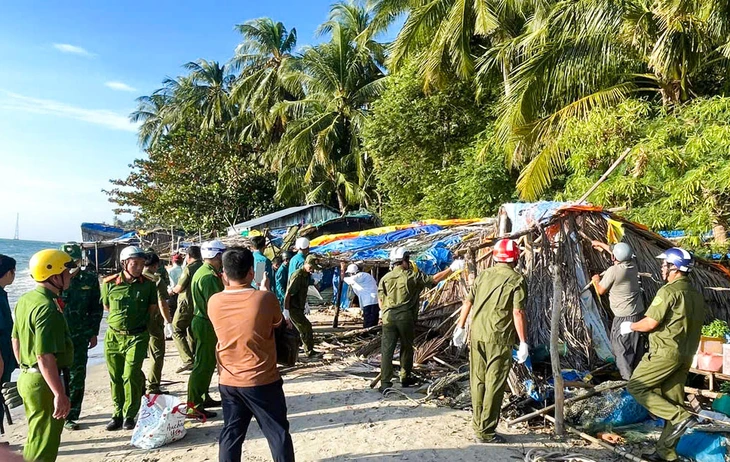 Tháo dỡ 50 căn nhà, tum, chòi tạm ở Hòn Sơn lấn chiếm đất nhà nước quản lý - Ảnh 1.