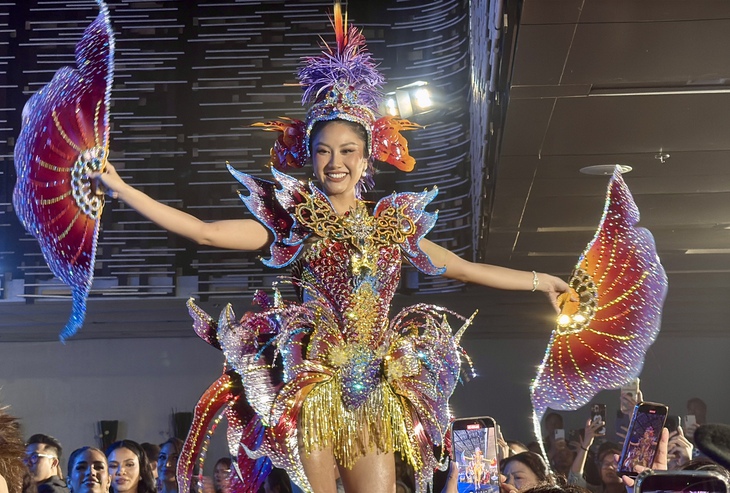 Hoa hậu Phương Linh diện trang phục 'cá chép hoá rồng' trước thềm 'Miss Cosmo 2025'  - Ảnh 2.