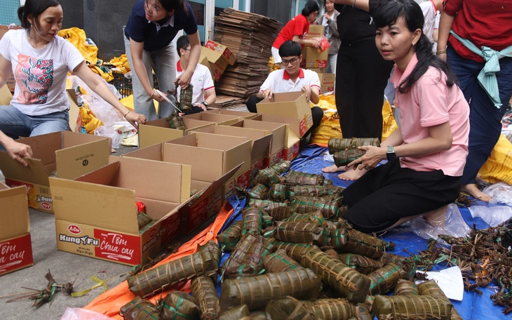 Những chuyến xe chở nghĩa tình về vùng lũ Phú Yên- Ảnh 7.