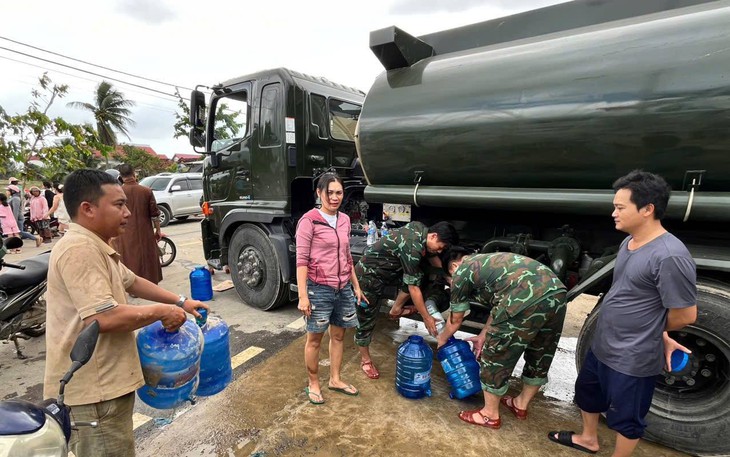 Công đoàn cả nước hướng về Gia Lai, hơn 1,5 tỉ đồng hỗ trợ người lao động sau lũ lụt - Ảnh 2.