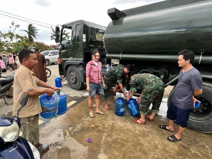 Quân đội đưa xe bồn chở nước sạch vào vùng lũ Khánh Hòa, Gia Lai cấp cho dân - Ảnh 1.