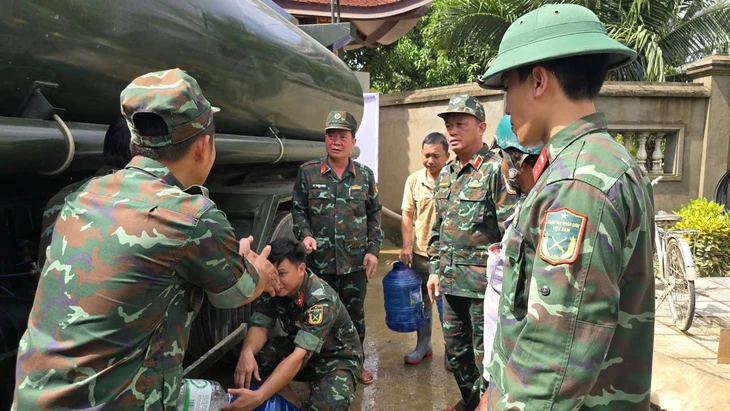 Quân đội đưa xe bồn chở nước sạch vào vùng lũ Khánh Hòa, Gia Lai cấp cho dân - Ảnh 3.