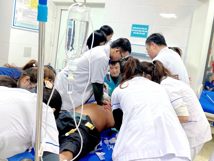 Bệnh nhân chưa kịp khám bệnh thì ngưng tim, cả chục y bác sĩ xúm vào giành lại sự sống - Ảnh 1.