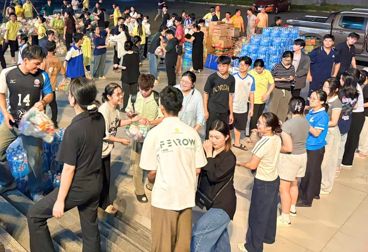 Sinh viên TP.HCM trắng đêm gói ghém nghĩa tình gửi bà con vùng lũ - Ảnh 3.