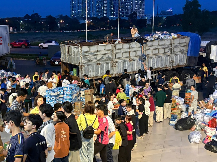 Sinh viên TP.HCM trắng đêm gói ghém nghĩa tình gửi bà con vùng lũ - Ảnh 1.