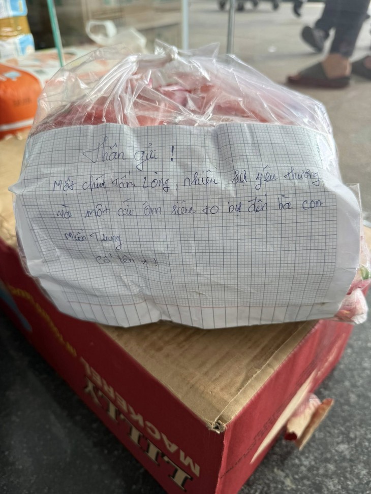 Sinh viên TP.HCM trắng đêm gói ghém nghĩa tình gửi bà con vùng lũ - Ảnh 4.