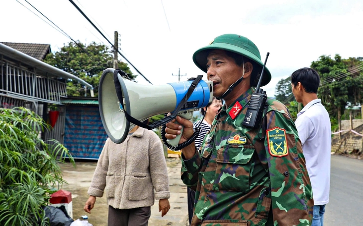 Sau trận lũ ở đập Đa Nhim - Lâm Đồng, nhiều nhà dân chực chờ đổ xuống sông - Ảnh 11.