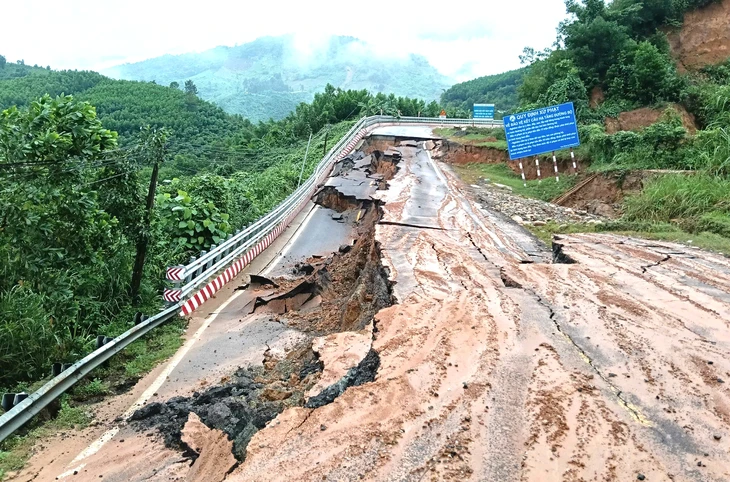 Khánh Hòa công bố tình huống khẩn cấp về thiên tai để khắc phục sạt lở 2 đèo Khánh Lê, Khánh Sơn- Ảnh 1.