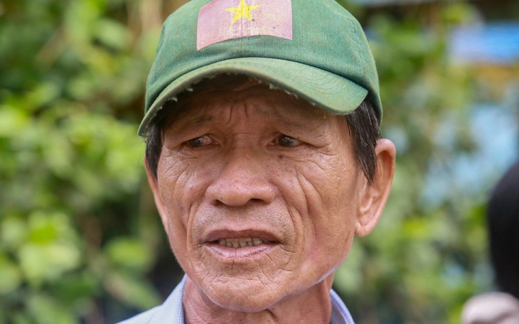 Vẫn bị cô lập, thôn Hiệp Đồng ở rốn lũ Hòa Xuân, Phú Yên cũ bơi xuồng nhận đồ hỗ trợ - Ảnh 2.