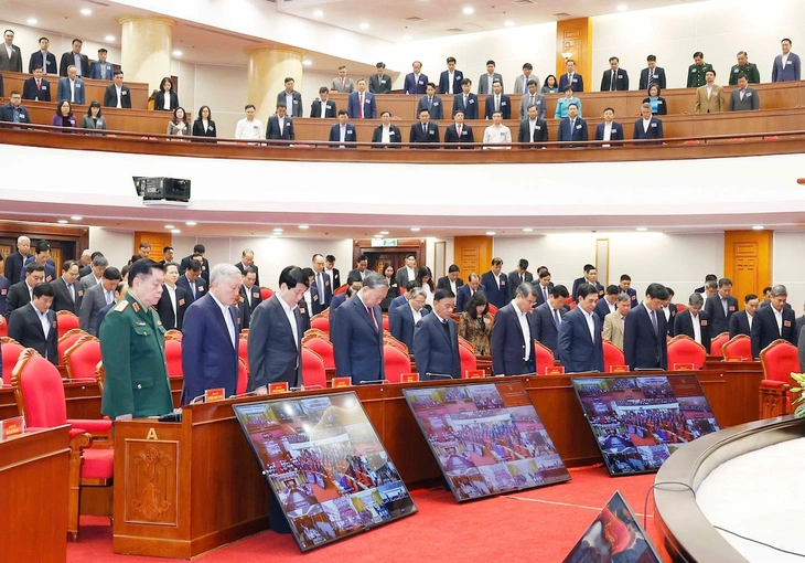 Tổng Bí thư Tô Lâm, các lãnh đạo mặc niệm đồng bào tử vong do thiên tai, ủng hộ người dân vùng lũ - Ảnh 2.