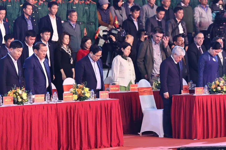 ủng hộ đồng bào miền Trung - Ảnh 2.