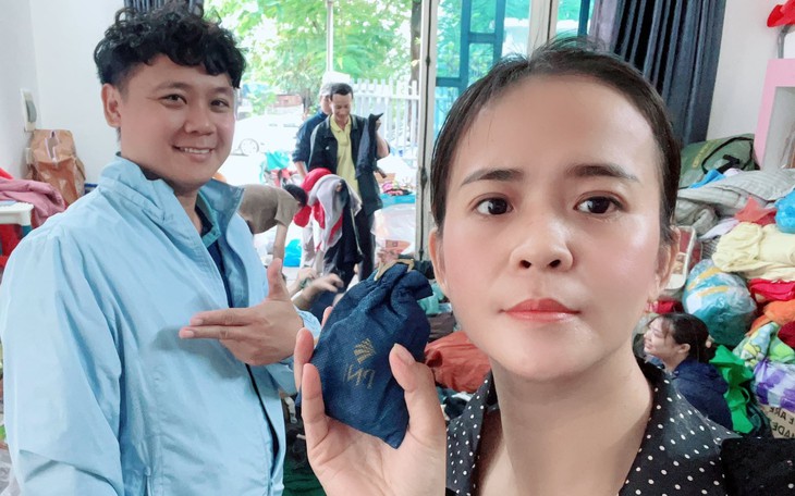 Thương lắm trẻ mầm non gói từng đôi dép, chiếc áo còn mới gửi bạn vùng lũ - Ảnh 10.