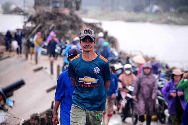 Người dân ven sông Kỳ Lộ nối hàng dài nhận hàng cứu trợ - Ảnh 3.