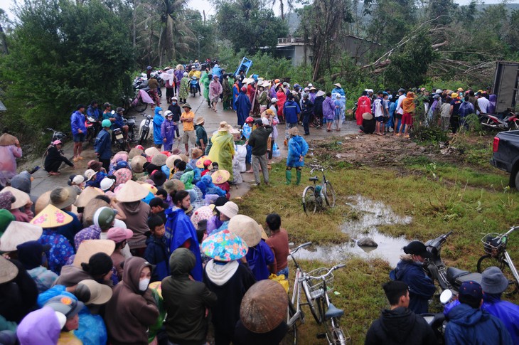 Người dân ven sông Kỳ Lộ nối hàng dài nhận hàng cứu trợ - Ảnh 7.