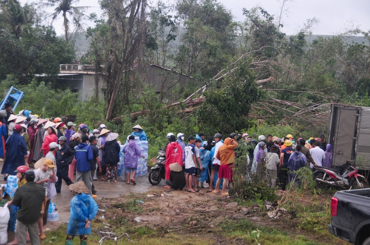 Người dân ven sông Kỳ Lộ nối hàng dài nhận hàng cứu trợ - Ảnh 1.