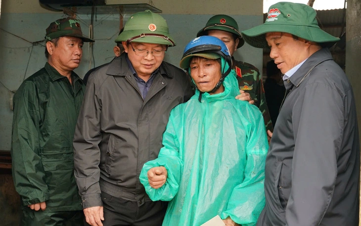 Tiếp tục sơ tán khẩn cấp dân sống gần quả đồi “rách đôi” ở vùng lũ Đa Nhim - Ảnh 5.