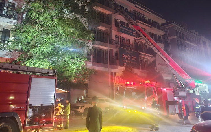 Khu xưởng ở Hải Phòng cháy ngùn ngụt, cột khói bốc cao hàng trăm mét - Ảnh 2.